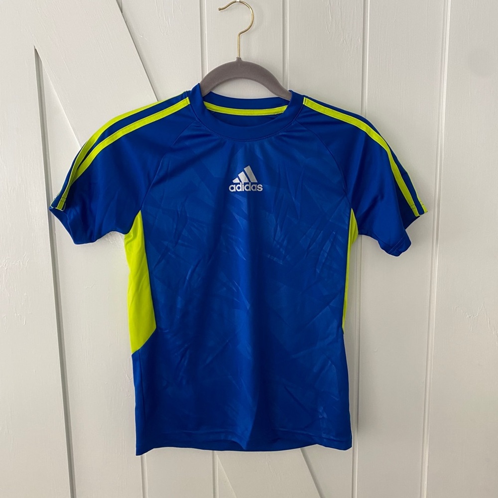 Adidas Boys 10/12 medium T-shirt